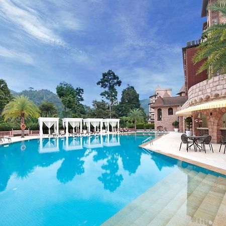 The Chateau Spa & Wellness Resort Bukit Tinggi Exterior photo The swimming pool at the hotel