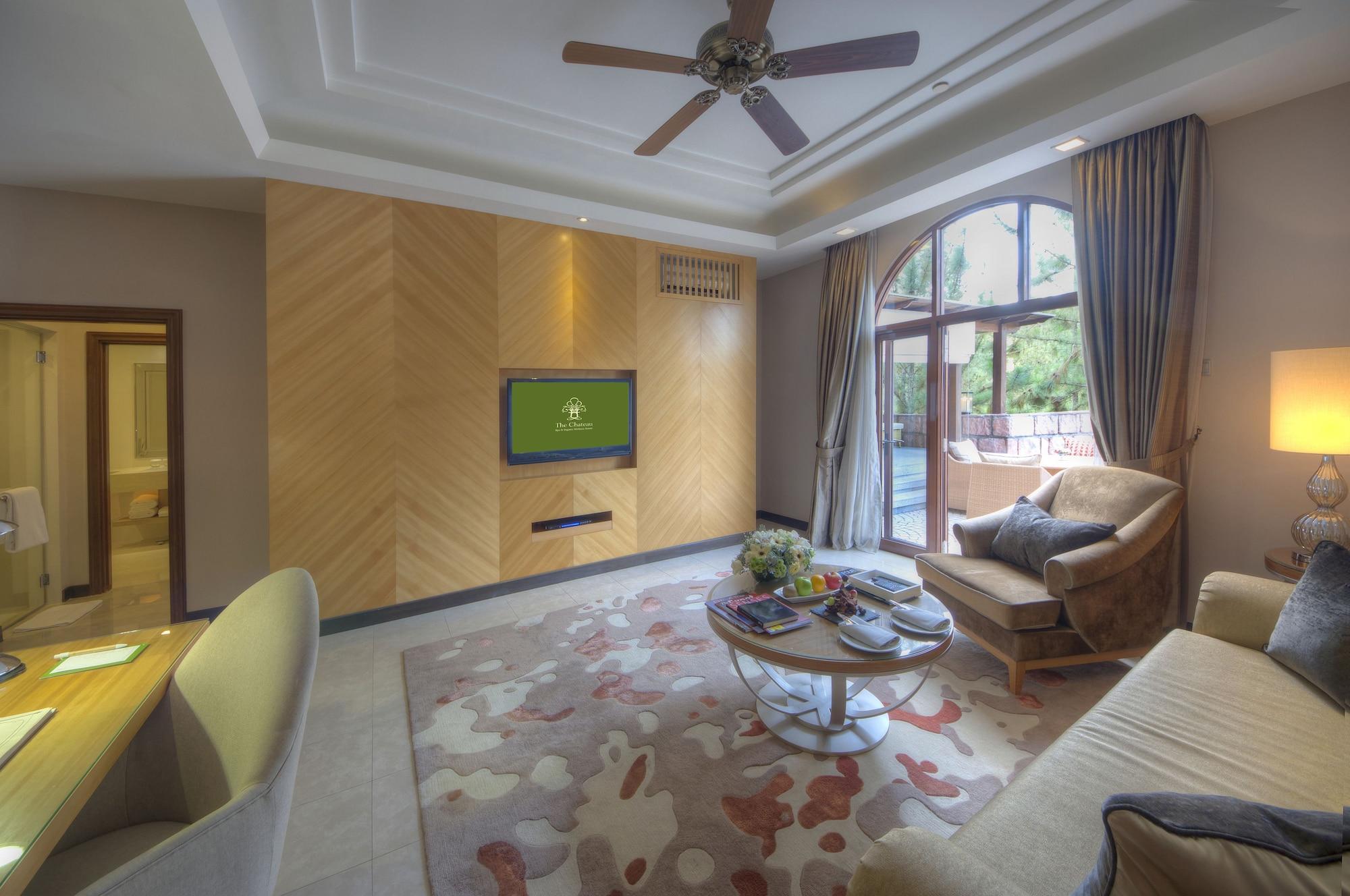 The Chateau Spa & Wellness Resort Bukit Tinggi Exterior photo A suite at the hotel