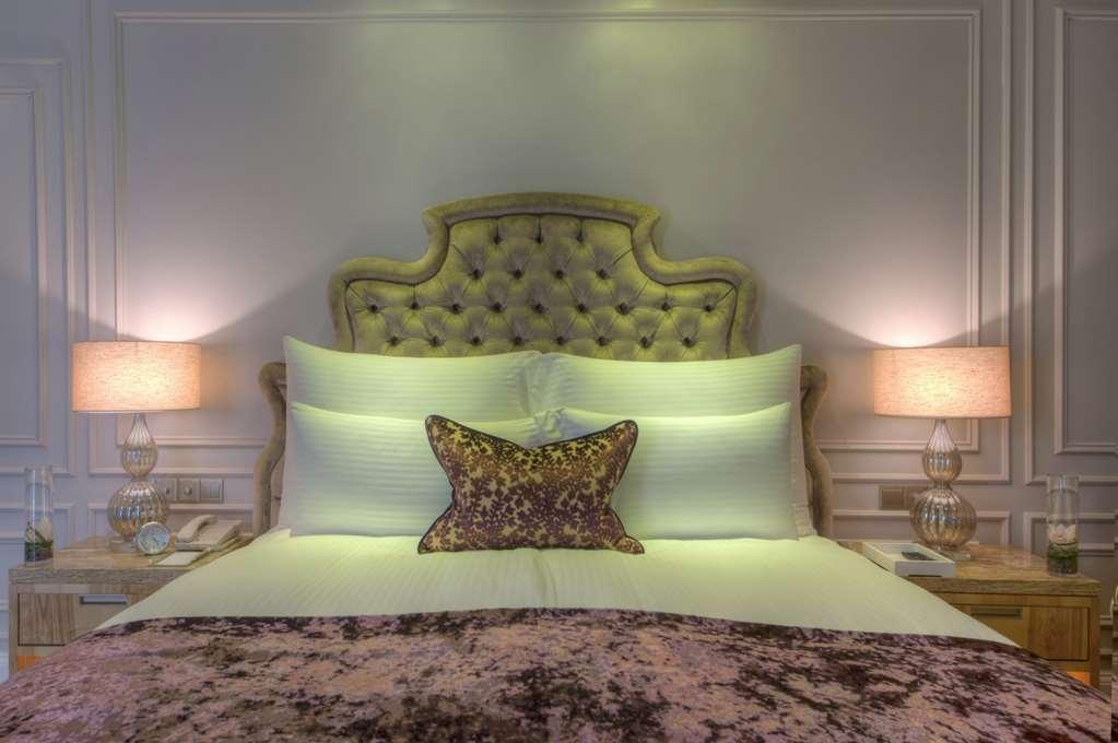 The Chateau Spa & Wellness Resort Bukit Tinggi Room photo A bed with a headboard