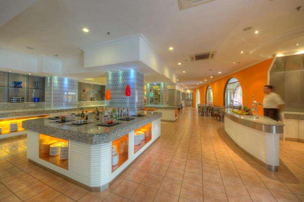 The Chateau Spa & Wellness Resort Bukit Tinggi Restaurant photo The buffet at the hotel