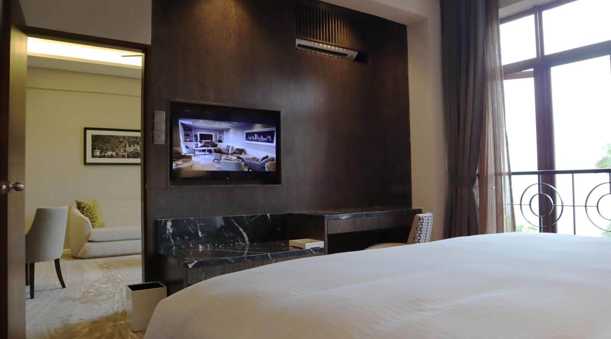 The Chateau Spa & Wellness Resort Bukit Tinggi Exterior photo A television in a hotel room