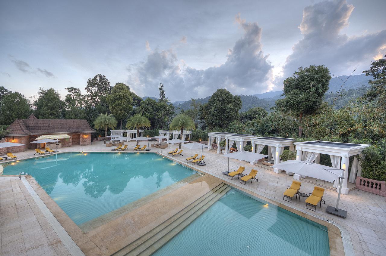 The Chateau Spa & Wellness Resort Bukit Tinggi Exterior photo The swimming pool at the resort